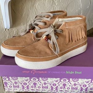 Clark’s girls suede mocassin boots in size 13.5
